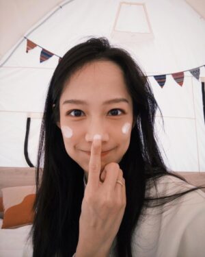 Jian Man-shu Instagram - ✨
成為母親之後，才發現自己有時候快要變成透明的了。
以前，我絕對是一位像風那樣瀟灑的女子，隨性自由、無拘無束。成為母親後才知道，能擁有一點Me Time 好像都覺得是件奢侈的事。

每天起床，都是從搞定孩子來開啟整天的行程，在如此充實、忙碌的日子中，還要檢討、反思、修正，好換得明天的更甜蜜。不知道同樣也是母親的妳，是否也曾有過忙完一切後突然驚覺飯才吃了幾口、保養品還沒擦、身上還是睡衣的經驗。偶爾站在鏡子前，看到自己的模樣，突然有種恍惚的感覺——「這位女士妳哪位啊？」

獲得母親這個終身角色後，我們總是不自覺地會時常問自己：「到底要怎麼做，才能成為更好的媽媽？」所有的心思都投入在如何扮演好母親這個角色上了。我們很少、甚至不曾問過自己：「成為母親後，我過得好嗎？」（嗯...對呀，哪還有時間跟心力去想這件事......）

前陣子從一些書籍上讀到，我們其實不必成為一位「更好」，而是「夠好」的母親。帶著這樣的觀點去扮演母親這個角色，突然有種被釋放的感覺。

「愛從來就不是比較來的，也不是多少重量可以計算出來的，愛是你真正用心投入後所獲得的結果。」

我們愛孩子、愛家人，也要愛自己。每天分配一點時間給自己，一點都不奢侈唷。

愛自己不需要很多時間，也不需要很複雜。每天早晚，只要20秒的時間，讓肌膚喝飽水、恢復光澤，這就是對自己的一點點溫柔。

🌿 vitoas 蜜得絲 母親節活動開跑！ 🌿
今年母親節，就送自己一場美肌儀式，用透光瓶陪你找回亮澤自信！趁著這個特別的日子，好好善待自己，讓肌膚透亮煥發✨ 讓成為母親後彷彿失去自我的妳，不再繼續變透明。

💝 活動辦法
現在購買母親節套組或20mL盈潤版體驗瓶，並在我的這則貼文下方留言「自己與媽媽的保養小故事」，就有機會獲得：
「透亮相伴組」（120mL 輕潤版鎖濕菁華，價值 $3,150）
「品牌肌透亮組」（20mL 盈潤版鎖濕菁華   刮痧板，價值 $1,280）

❗ 提醒大家
別連結到不明的網站，小心買到仿冒品！
以及（很重要），只有在「活動貼文」或「電話購買」才符合抽獎資格，其他通路購買不適用喔～

有任何問題，都可以撥打客服專線詢問。趁母親節，讓自己閃閃發亮吧✨

快跟我一起試試「透光瓶」 https://swe02.com/cYMen

#定格水光肌 #１瓶亮出水光肌 #專櫃級AllinOne蜜得絲 #透光瓶 @vitoas.official @manshujian