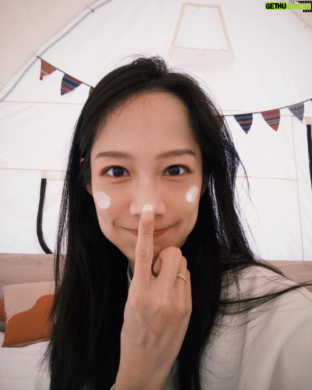 Jian Man-shu - 4K Likes - ✨
成為母親之後,才發現自己有時候快要變成透明的了。
以前,我絕對是一位像風那樣瀟灑的女子,隨性自由、無拘無束。成為母親後才知道,能擁有一點Me Time 好像都覺得是件奢侈的事。
每天起床,都是從搞定孩子來開啟整天的行程,在如此充實、忙碌的日子中,還要檢討、反思、修正,好換得明天的更甜蜜。不知道同樣也是母親的妳,是否也曾有過忙完一切後突然驚覺飯才吃了幾口、保養品還沒擦、身上還是睡衣的經驗。偶爾站在鏡子前,看到自己的模樣,突然有種恍惚的感覺——「這位女士妳哪位啊?」
獲得母親這個終身角色後,我們總是不自覺地會時常問自己:「到底要怎麼做,才能成為更好的媽媽?」所有的心思都投入在如何扮演好母親這個角色上了。我們很少、甚至不曾問過自己:「成為母親後,我過得好嗎?」(嗯...對呀,哪還有時間跟心力去想這件事......)
前陣子從一些書籍上讀到,我們其實不必成為一位「更好」,而是「夠好」的母親。帶著這樣的觀點去扮演母親這個角色,突然有種被釋放的感覺。
「愛從來就不是比較來的,也不是多少重量可以計算出來的,愛是你真正用心投入後所獲得的結果。」
我們愛孩子、愛家人,也要愛自己。每天分配一點時間給自己,一點都不奢侈唷。
愛自己不需要很多時間,也不需要很複雜。每天早晚,只要20秒的時間,讓肌膚喝飽水、恢復光澤,這就是對自己的一點點溫柔。
🌿 vitoas 蜜得絲 母親節活動開跑! 🌿
今年母親節,就送自己一場美肌儀式,用透光瓶陪你找回亮澤自信!趁著這個特別的日子,好好善待自己,讓肌膚透亮煥發✨ 讓成為母親後彷彿失去自我的妳,不再繼續變透明。
💝 活動辦法
現在購買母親節套組或20mL盈潤版體驗瓶,並在我的這則貼文下方留言「自己與媽媽的保養小故事」,就有機會獲得:
「透亮相伴組」(120mL 輕潤版鎖濕菁華,價值 $3,150)
「品牌肌透亮組」(20mL 盈潤版鎖濕菁華 刮痧板,價值 $1,280)
❗ 提醒大家
別連結到不明的網站,小心買到仿冒品!
以及(很重要),只有在「活動貼文」或「電話購買」才符合抽獎資格,其他通路購買不適用喔~
有任何問題,都可以撥打客服專線詢問。趁母親節,讓自己閃閃發亮吧✨
快跟我一起試試「透光瓶」 https://swe02.com/cYMen
#定格水光肌 #1瓶亮出水光肌 #專櫃級AllinOne蜜得絲 #透光瓶 @vitoas.official @manshujian