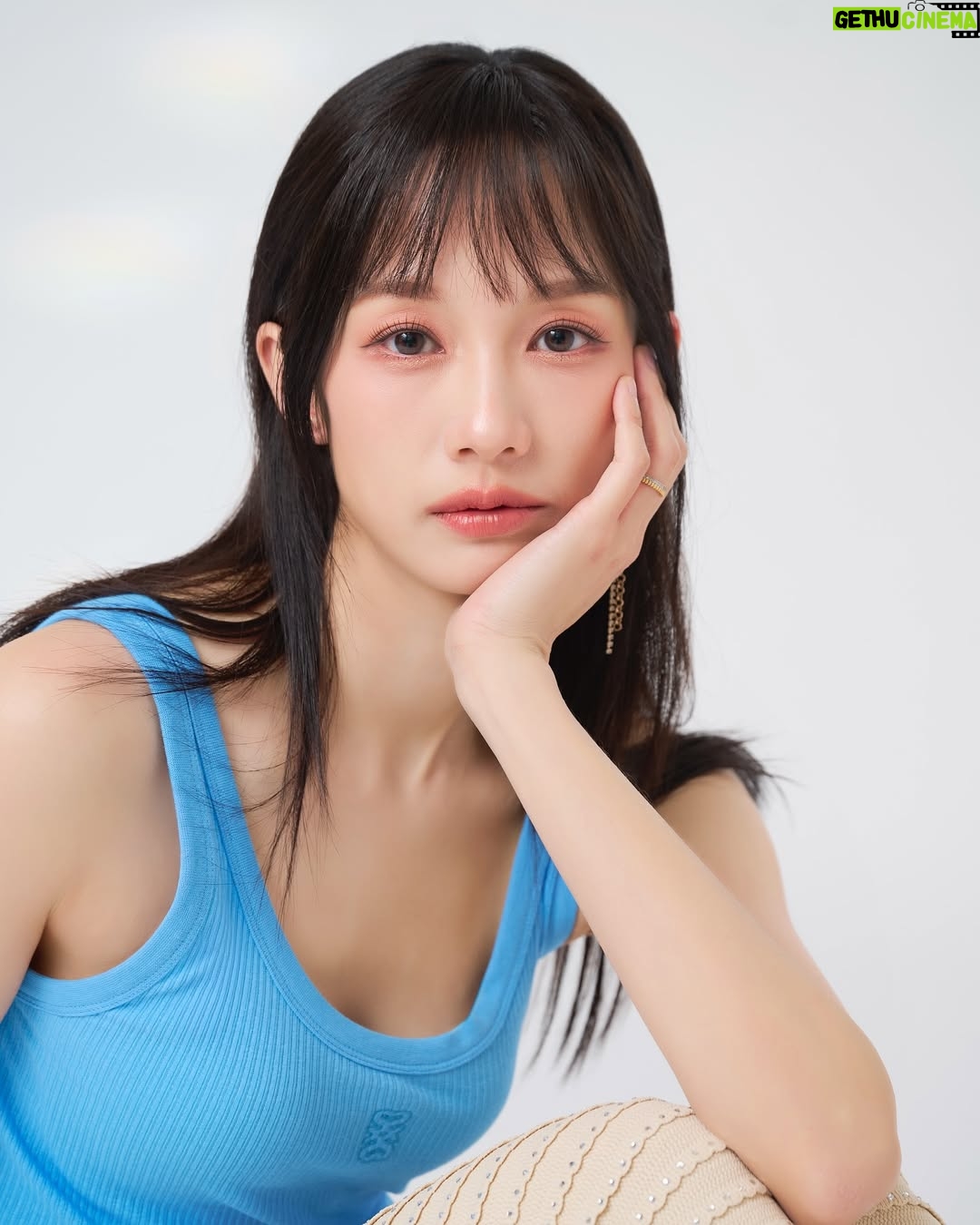 Jian Man-shu - 3.4K Likes - 🪼
安靜地看著世界時,我大概就是長這樣。
有趣的是拍攝當天,身邊熟悉的人看到這張照片,我感覺到大家都有著說不出口的感受,支支吾吾不同於以往,沒能直接爽快地說出好看、太美、喜歡、不行、下一張之類的短語來描述。挑片過程中在這張徘徊的時間特別長,最後獲得的說法是「像AI的那張」。
我對這樣的自己並不陌生。
曾經有段時間覺得生命的意義是天給的,我們只需隨遇而安,往前走就是,有一天會知道。又有段時間覺得生命其實沒有意義,就像宇宙大爆炸那樣,就是剛好因緣條件具足所以出現了,因此意義得靠自己去創造,而最理想是自認為的與他人評斷的接近一致。而現在,我感受到生命本來就是意義無需追求,當下即永恆,是過去也是未來。
當我這樣看著世界時,坐無色相,就是最真實存在的。