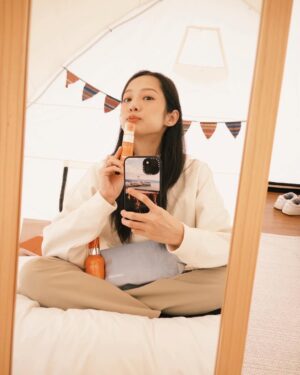 Jian Man-shu Instagram - ✨
成為母親之後，才發現自己有時候快要變成透明的了。
以前，我絕對是一位像風那樣瀟灑的女子，隨性自由、無拘無束。成為母親後才知道，能擁有一點Me Time 好像都覺得是件奢侈的事。

每天起床，都是從搞定孩子來開啟整天的行程，在如此充實、忙碌的日子中，還要檢討、反思、修正，好換得明天的更甜蜜。不知道同樣也是母親的妳，是否也曾有過忙完一切後突然驚覺飯才吃了幾口、保養品還沒擦、身上還是睡衣的經驗。偶爾站在鏡子前，看到自己的模樣，突然有種恍惚的感覺——「這位女士妳哪位啊？」

獲得母親這個終身角色後，我們總是不自覺地會時常問自己：「到底要怎麼做，才能成為更好的媽媽？」所有的心思都投入在如何扮演好母親這個角色上了。我們很少、甚至不曾問過自己：「成為母親後，我過得好嗎？」（嗯...對呀，哪還有時間跟心力去想這件事......）

前陣子從一些書籍上讀到，我們其實不必成為一位「更好」，而是「夠好」的母親。帶著這樣的觀點去扮演母親這個角色，突然有種被釋放的感覺。

「愛從來就不是比較來的，也不是多少重量可以計算出來的，愛是你真正用心投入後所獲得的結果。」

我們愛孩子、愛家人，也要愛自己。每天分配一點時間給自己，一點都不奢侈唷。

愛自己不需要很多時間，也不需要很複雜。每天早晚，只要20秒的時間，讓肌膚喝飽水、恢復光澤，這就是對自己的一點點溫柔。

🌿 vitoas 蜜得絲 母親節活動開跑！ 🌿
今年母親節，就送自己一場美肌儀式，用透光瓶陪你找回亮澤自信！趁著這個特別的日子，好好善待自己，讓肌膚透亮煥發✨ 讓成為母親後彷彿失去自我的妳，不再繼續變透明。

💝 活動辦法
現在購買母親節套組或20mL盈潤版體驗瓶，並在我的這則貼文下方留言「自己與媽媽的保養小故事」，就有機會獲得：
「透亮相伴組」（120mL 輕潤版鎖濕菁華，價值 $3,150）
「品牌肌透亮組」（20mL 盈潤版鎖濕菁華   刮痧板，價值 $1,280）

❗ 提醒大家
別連結到不明的網站，小心買到仿冒品！
以及（很重要），只有在「活動貼文」或「電話購買」才符合抽獎資格，其他通路購買不適用喔～

有任何問題，都可以撥打客服專線詢問。趁母親節，讓自己閃閃發亮吧✨

快跟我一起試試「透光瓶」 https://swe02.com/cYMen

#定格水光肌 #１瓶亮出水光肌 #專櫃級AllinOne蜜得絲 #透光瓶 @vitoas.official @manshujian