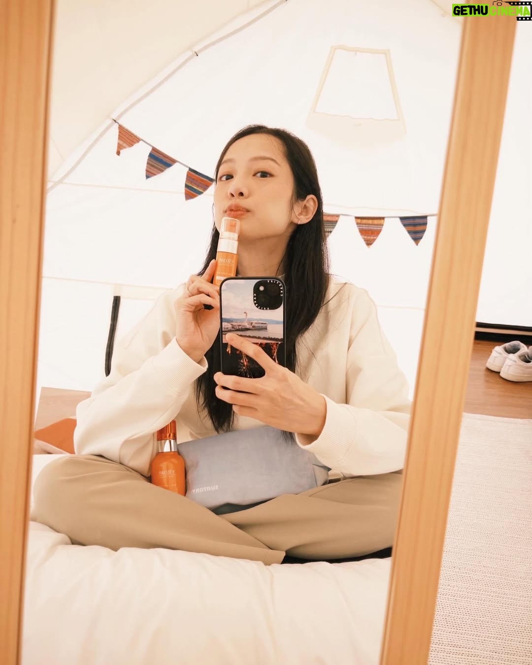 Jian Man-shu - 4K Likes - ✨
成為母親之後,才發現自己有時候快要變成透明的了。
以前,我絕對是一位像風那樣瀟灑的女子,隨性自由、無拘無束。成為母親後才知道,能擁有一點Me Time 好像都覺得是件奢侈的事。
每天起床,都是從搞定孩子來開啟整天的行程,在如此充實、忙碌的日子中,還要檢討、反思、修正,好換得明天的更甜蜜。不知道同樣也是母親的妳,是否也曾有過忙完一切後突然驚覺飯才吃了幾口、保養品還沒擦、身上還是睡衣的經驗。偶爾站在鏡子前,看到自己的模樣,突然有種恍惚的感覺——「這位女士妳哪位啊?」
獲得母親這個終身角色後,我們總是不自覺地會時常問自己:「到底要怎麼做,才能成為更好的媽媽?」所有的心思都投入在如何扮演好母親這個角色上了。我們很少、甚至不曾問過自己:「成為母親後,我過得好嗎?」(嗯...對呀,哪還有時間跟心力去想這件事......)
前陣子從一些書籍上讀到,我們其實不必成為一位「更好」,而是「夠好」的母親。帶著這樣的觀點去扮演母親這個角色,突然有種被釋放的感覺。
「愛從來就不是比較來的,也不是多少重量可以計算出來的,愛是你真正用心投入後所獲得的結果。」
我們愛孩子、愛家人,也要愛自己。每天分配一點時間給自己,一點都不奢侈唷。
愛自己不需要很多時間,也不需要很複雜。每天早晚,只要20秒的時間,讓肌膚喝飽水、恢復光澤,這就是對自己的一點點溫柔。
🌿 vitoas 蜜得絲 母親節活動開跑! 🌿
今年母親節,就送自己一場美肌儀式,用透光瓶陪你找回亮澤自信!趁著這個特別的日子,好好善待自己,讓肌膚透亮煥發✨ 讓成為母親後彷彿失去自我的妳,不再繼續變透明。
💝 活動辦法
現在購買母親節套組或20mL盈潤版體驗瓶,並在我的這則貼文下方留言「自己與媽媽的保養小故事」,就有機會獲得:
「透亮相伴組」(120mL 輕潤版鎖濕菁華,價值 $3,150)
「品牌肌透亮組」(20mL 盈潤版鎖濕菁華 刮痧板,價值 $1,280)
❗ 提醒大家
別連結到不明的網站,小心買到仿冒品!
以及(很重要),只有在「活動貼文」或「電話購買」才符合抽獎資格,其他通路購買不適用喔~
有任何問題,都可以撥打客服專線詢問。趁母親節,讓自己閃閃發亮吧✨
快跟我一起試試「透光瓶」 https://swe02.com/cYMen
#定格水光肌 #1瓶亮出水光肌 #專櫃級AllinOne蜜得絲 #透光瓶 @vitoas.official @manshujian