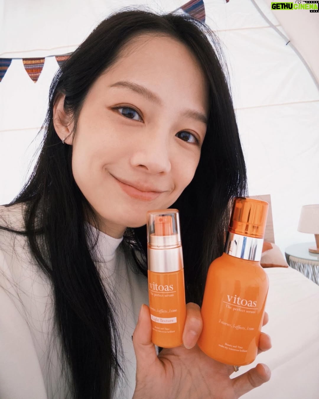 Jian Man-shu - 4K Likes - ✨
成為母親之後,才發現自己有時候快要變成透明的了。
以前,我絕對是一位像風那樣瀟灑的女子,隨性自由、無拘無束。成為母親後才知道,能擁有一點Me Time 好像都覺得是件奢侈的事。
每天起床,都是從搞定孩子來開啟整天的行程,在如此充實、忙碌的日子中,還要檢討、反思、修正,好換得明天的更甜蜜。不知道同樣也是母親的妳,是否也曾有過忙完一切後突然驚覺飯才吃了幾口、保養品還沒擦、身上還是睡衣的經驗。偶爾站在鏡子前,看到自己的模樣,突然有種恍惚的感覺——「這位女士妳哪位啊?」
獲得母親這個終身角色後,我們總是不自覺地會時常問自己:「到底要怎麼做,才能成為更好的媽媽?」所有的心思都投入在如何扮演好母親這個角色上了。我們很少、甚至不曾問過自己:「成為母親後,我過得好嗎?」(嗯...對呀,哪還有時間跟心力去想這件事......)
前陣子從一些書籍上讀到,我們其實不必成為一位「更好」,而是「夠好」的母親。帶著這樣的觀點去扮演母親這個角色,突然有種被釋放的感覺。
「愛從來就不是比較來的,也不是多少重量可以計算出來的,愛是你真正用心投入後所獲得的結果。」
我們愛孩子、愛家人,也要愛自己。每天分配一點時間給自己,一點都不奢侈唷。
愛自己不需要很多時間,也不需要很複雜。每天早晚,只要20秒的時間,讓肌膚喝飽水、恢復光澤,這就是對自己的一點點溫柔。
🌿 vitoas 蜜得絲 母親節活動開跑! 🌿
今年母親節,就送自己一場美肌儀式,用透光瓶陪你找回亮澤自信!趁著這個特別的日子,好好善待自己,讓肌膚透亮煥發✨ 讓成為母親後彷彿失去自我的妳,不再繼續變透明。
💝 活動辦法
現在購買母親節套組或20mL盈潤版體驗瓶,並在我的這則貼文下方留言「自己與媽媽的保養小故事」,就有機會獲得:
「透亮相伴組」(120mL 輕潤版鎖濕菁華,價值 $3,150)
「品牌肌透亮組」(20mL 盈潤版鎖濕菁華 刮痧板,價值 $1,280)
❗ 提醒大家
別連結到不明的網站,小心買到仿冒品!
以及(很重要),只有在「活動貼文」或「電話購買」才符合抽獎資格,其他通路購買不適用喔~
有任何問題,都可以撥打客服專線詢問。趁母親節,讓自己閃閃發亮吧✨
快跟我一起試試「透光瓶」 https://swe02.com/cYMen
#定格水光肌 #1瓶亮出水光肌 #專櫃級AllinOne蜜得絲 #透光瓶 @vitoas.official @manshujian