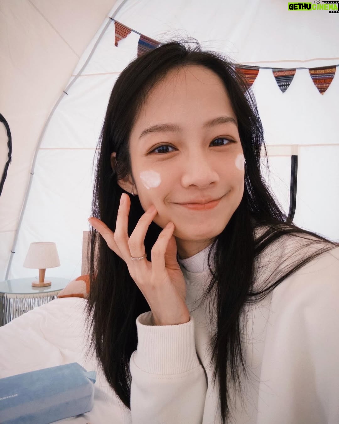 Jian Man-shu - 4K Likes - ✨
成為母親之後,才發現自己有時候快要變成透明的了。
以前,我絕對是一位像風那樣瀟灑的女子,隨性自由、無拘無束。成為母親後才知道,能擁有一點Me Time 好像都覺得是件奢侈的事。
每天起床,都是從搞定孩子來開啟整天的行程,在如此充實、忙碌的日子中,還要檢討、反思、修正,好換得明天的更甜蜜。不知道同樣也是母親的妳,是否也曾有過忙完一切後突然驚覺飯才吃了幾口、保養品還沒擦、身上還是睡衣的經驗。偶爾站在鏡子前,看到自己的模樣,突然有種恍惚的感覺——「這位女士妳哪位啊?」
獲得母親這個終身角色後,我們總是不自覺地會時常問自己:「到底要怎麼做,才能成為更好的媽媽?」所有的心思都投入在如何扮演好母親這個角色上了。我們很少、甚至不曾問過自己:「成為母親後,我過得好嗎?」(嗯...對呀,哪還有時間跟心力去想這件事......)
前陣子從一些書籍上讀到,我們其實不必成為一位「更好」,而是「夠好」的母親。帶著這樣的觀點去扮演母親這個角色,突然有種被釋放的感覺。
「愛從來就不是比較來的,也不是多少重量可以計算出來的,愛是你真正用心投入後所獲得的結果。」
我們愛孩子、愛家人,也要愛自己。每天分配一點時間給自己,一點都不奢侈唷。
愛自己不需要很多時間,也不需要很複雜。每天早晚,只要20秒的時間,讓肌膚喝飽水、恢復光澤,這就是對自己的一點點溫柔。
🌿 vitoas 蜜得絲 母親節活動開跑! 🌿
今年母親節,就送自己一場美肌儀式,用透光瓶陪你找回亮澤自信!趁著這個特別的日子,好好善待自己,讓肌膚透亮煥發✨ 讓成為母親後彷彿失去自我的妳,不再繼續變透明。
💝 活動辦法
現在購買母親節套組或20mL盈潤版體驗瓶,並在我的這則貼文下方留言「自己與媽媽的保養小故事」,就有機會獲得:
「透亮相伴組」(120mL 輕潤版鎖濕菁華,價值 $3,150)
「品牌肌透亮組」(20mL 盈潤版鎖濕菁華 刮痧板,價值 $1,280)
❗ 提醒大家
別連結到不明的網站,小心買到仿冒品!
以及(很重要),只有在「活動貼文」或「電話購買」才符合抽獎資格,其他通路購買不適用喔~
有任何問題,都可以撥打客服專線詢問。趁母親節,讓自己閃閃發亮吧✨
快跟我一起試試「透光瓶」 https://swe02.com/cYMen
#定格水光肌 #1瓶亮出水光肌 #專櫃級AllinOne蜜得絲 #透光瓶 @vitoas.official @manshujian