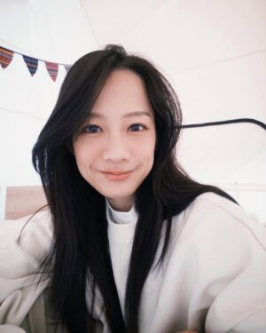 Jian Man-shu Instagram - ✨
成為母親之後，才發現自己有時候快要變成透明的了。
以前，我絕對是一位像風那樣瀟灑的女子，隨性自由、無拘無束。成為母親後才知道，能擁有一點Me Time 好像都覺得是件奢侈的事。

每天起床，都是從搞定孩子來開啟整天的行程，在如此充實、忙碌的日子中，還要檢討、反思、修正，好換得明天的更甜蜜。不知道同樣也是母親的妳，是否也曾有過忙完一切後突然驚覺飯才吃了幾口、保養品還沒擦、身上還是睡衣的經驗。偶爾站在鏡子前，看到自己的模樣，突然有種恍惚的感覺——「這位女士妳哪位啊？」

獲得母親這個終身角色後，我們總是不自覺地會時常問自己：「到底要怎麼做，才能成為更好的媽媽？」所有的心思都投入在如何扮演好母親這個角色上了。我們很少、甚至不曾問過自己：「成為母親後，我過得好嗎？」（嗯...對呀，哪還有時間跟心力去想這件事......）

前陣子從一些書籍上讀到，我們其實不必成為一位「更好」，而是「夠好」的母親。帶著這樣的觀點去扮演母親這個角色，突然有種被釋放的感覺。

「愛從來就不是比較來的，也不是多少重量可以計算出來的，愛是你真正用心投入後所獲得的結果。」

我們愛孩子、愛家人，也要愛自己。每天分配一點時間給自己，一點都不奢侈唷。

愛自己不需要很多時間，也不需要很複雜。每天早晚，只要20秒的時間，讓肌膚喝飽水、恢復光澤，這就是對自己的一點點溫柔。

🌿 vitoas 蜜得絲 母親節活動開跑！ 🌿
今年母親節，就送自己一場美肌儀式，用透光瓶陪你找回亮澤自信！趁著這個特別的日子，好好善待自己，讓肌膚透亮煥發✨ 讓成為母親後彷彿失去自我的妳，不再繼續變透明。

💝 活動辦法
現在購買母親節套組或20mL盈潤版體驗瓶，並在我的這則貼文下方留言「自己與媽媽的保養小故事」，就有機會獲得：
「透亮相伴組」（120mL 輕潤版鎖濕菁華，價值 $3,150）
「品牌肌透亮組」（20mL 盈潤版鎖濕菁華   刮痧板，價值 $1,280）

❗ 提醒大家
別連結到不明的網站，小心買到仿冒品！
以及（很重要），只有在「活動貼文」或「電話購買」才符合抽獎資格，其他通路購買不適用喔～

有任何問題，都可以撥打客服專線詢問。趁母親節，讓自己閃閃發亮吧✨

快跟我一起試試「透光瓶」 https://swe02.com/cYMen

#定格水光肌 #１瓶亮出水光肌 #專櫃級AllinOne蜜得絲 #透光瓶 @vitoas.official @manshujian
