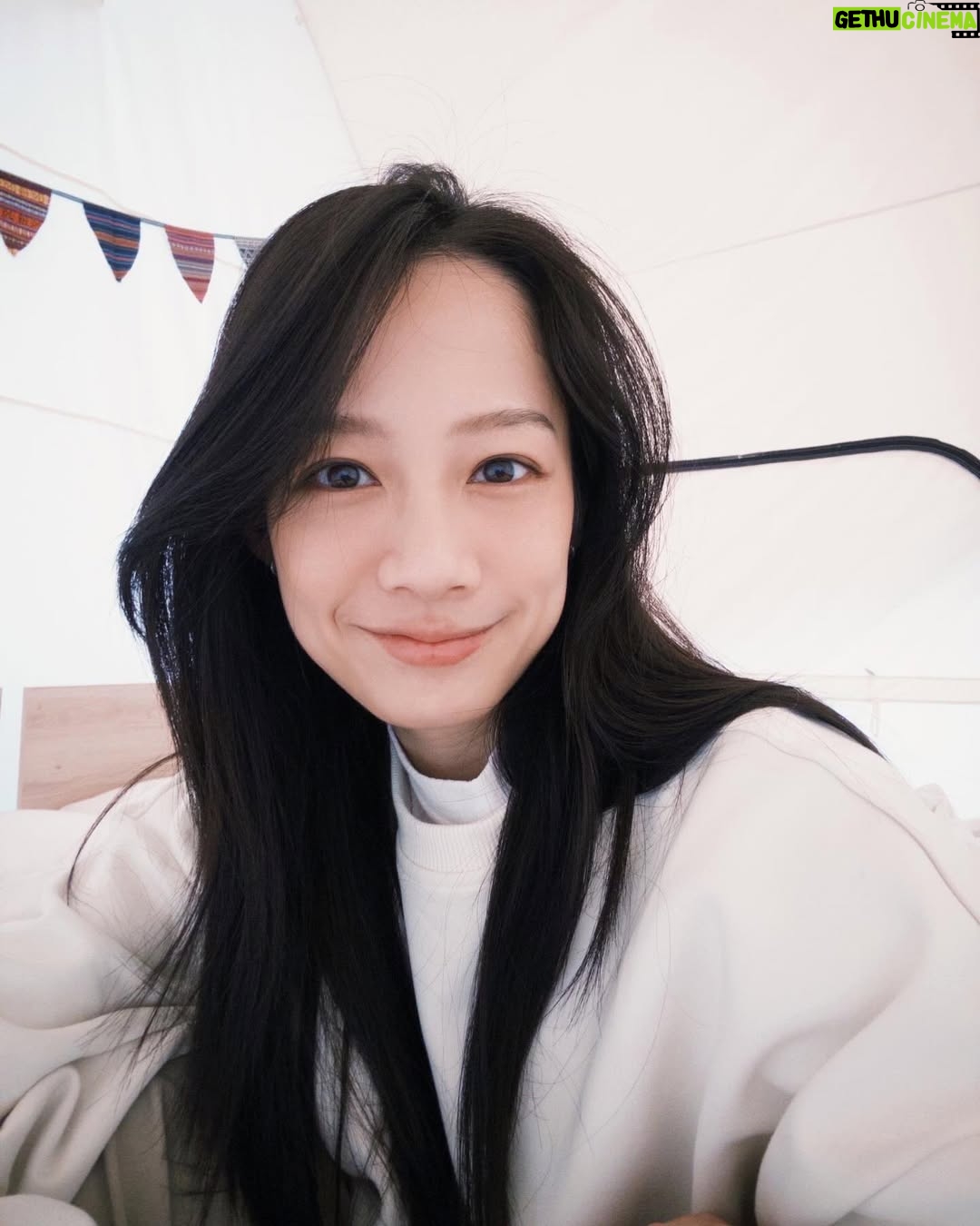 Jian Man-shu - 4K Likes - ✨
成為母親之後,才發現自己有時候快要變成透明的了。
以前,我絕對是一位像風那樣瀟灑的女子,隨性自由、無拘無束。成為母親後才知道,能擁有一點Me Time 好像都覺得是件奢侈的事。
每天起床,都是從搞定孩子來開啟整天的行程,在如此充實、忙碌的日子中,還要檢討、反思、修正,好換得明天的更甜蜜。不知道同樣也是母親的妳,是否也曾有過忙完一切後突然驚覺飯才吃了幾口、保養品還沒擦、身上還是睡衣的經驗。偶爾站在鏡子前,看到自己的模樣,突然有種恍惚的感覺——「這位女士妳哪位啊?」
獲得母親這個終身角色後,我們總是不自覺地會時常問自己:「到底要怎麼做,才能成為更好的媽媽?」所有的心思都投入在如何扮演好母親這個角色上了。我們很少、甚至不曾問過自己:「成為母親後,我過得好嗎?」(嗯...對呀,哪還有時間跟心力去想這件事......)
前陣子從一些書籍上讀到,我們其實不必成為一位「更好」,而是「夠好」的母親。帶著這樣的觀點去扮演母親這個角色,突然有種被釋放的感覺。
「愛從來就不是比較來的,也不是多少重量可以計算出來的,愛是你真正用心投入後所獲得的結果。」
我們愛孩子、愛家人,也要愛自己。每天分配一點時間給自己,一點都不奢侈唷。
愛自己不需要很多時間,也不需要很複雜。每天早晚,只要20秒的時間,讓肌膚喝飽水、恢復光澤,這就是對自己的一點點溫柔。
🌿 vitoas 蜜得絲 母親節活動開跑! 🌿
今年母親節,就送自己一場美肌儀式,用透光瓶陪你找回亮澤自信!趁著這個特別的日子,好好善待自己,讓肌膚透亮煥發✨ 讓成為母親後彷彿失去自我的妳,不再繼續變透明。
💝 活動辦法
現在購買母親節套組或20mL盈潤版體驗瓶,並在我的這則貼文下方留言「自己與媽媽的保養小故事」,就有機會獲得:
「透亮相伴組」(120mL 輕潤版鎖濕菁華,價值 $3,150)
「品牌肌透亮組」(20mL 盈潤版鎖濕菁華 刮痧板,價值 $1,280)
❗ 提醒大家
別連結到不明的網站,小心買到仿冒品!
以及(很重要),只有在「活動貼文」或「電話購買」才符合抽獎資格,其他通路購買不適用喔~
有任何問題,都可以撥打客服專線詢問。趁母親節,讓自己閃閃發亮吧✨
快跟我一起試試「透光瓶」 https://swe02.com/cYMen
#定格水光肌 #1瓶亮出水光肌 #專櫃級AllinOne蜜得絲 #透光瓶 @vitoas.official @manshujian