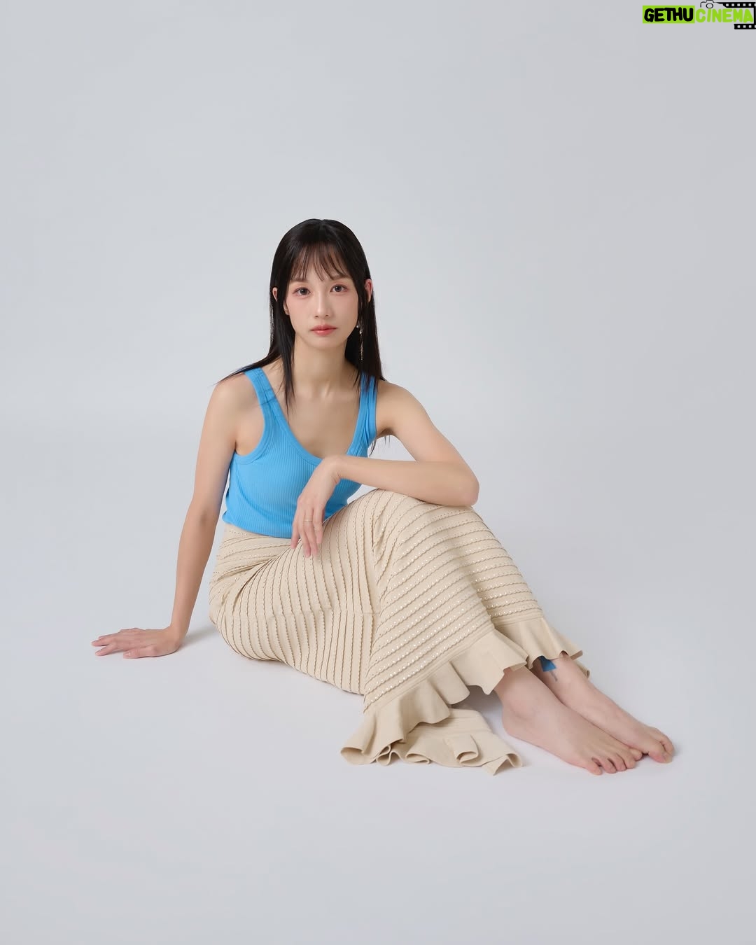 Jian Man-shu - 3.4K Likes - 🪼
安靜地看著世界時,我大概就是長這樣。
有趣的是拍攝當天,身邊熟悉的人看到這張照片,我感覺到大家都有著說不出口的感受,支支吾吾不同於以往,沒能直接爽快地說出好看、太美、喜歡、不行、下一張之類的短語來描述。挑片過程中在這張徘徊的時間特別長,最後獲得的說法是「像AI的那張」。
我對這樣的自己並不陌生。
曾經有段時間覺得生命的意義是天給的,我們只需隨遇而安,往前走就是,有一天會知道。又有段時間覺得生命其實沒有意義,就像宇宙大爆炸那樣,就是剛好因緣條件具足所以出現了,因此意義得靠自己去創造,而最理想是自認為的與他人評斷的接近一致。而現在,我感受到生命本來就是意義無需追求,當下即永恆,是過去也是未來。
當我這樣看著世界時,坐無色相,就是最真實存在的。