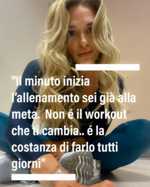 Jill Cooper Instagram - Cara piccola me,

Lo so che a volte vorresti mollare tutto. Che restare nel tuo mondo sicuro sembra più facile che affrontare la fatica, le sfide, le cose nuove. Ma voglio dirti una cosa importante: la costanza è un regalo che puoi farti ogni giorno.

Quando scegli di essere costante, stai dicendo a te stessa che meriti di diventare forte, che sei capace di costruire la vita che sogni. La disciplina non è una punizione, è amore verso di te. È quella mano dolce che ti accompagna anche quando non ne hai voglia, che ti fa rialzare quando inciampi, che ti insegna che ogni piccolo passo conta.

Ogni volta che scegli di non arrenderti, anche solo un pochino, stai facendo crescere quella forza dentro di te. E un giorno ti guarderai indietro e vedrai quanta strada hai fatto, quanta luce hai acceso nel tuo cuore.

Ricorda, piccola mia: sei più forte di quanto credi. E meriti tutto il bene che la disciplina può portarti.

Ti voglio bene, Jill
