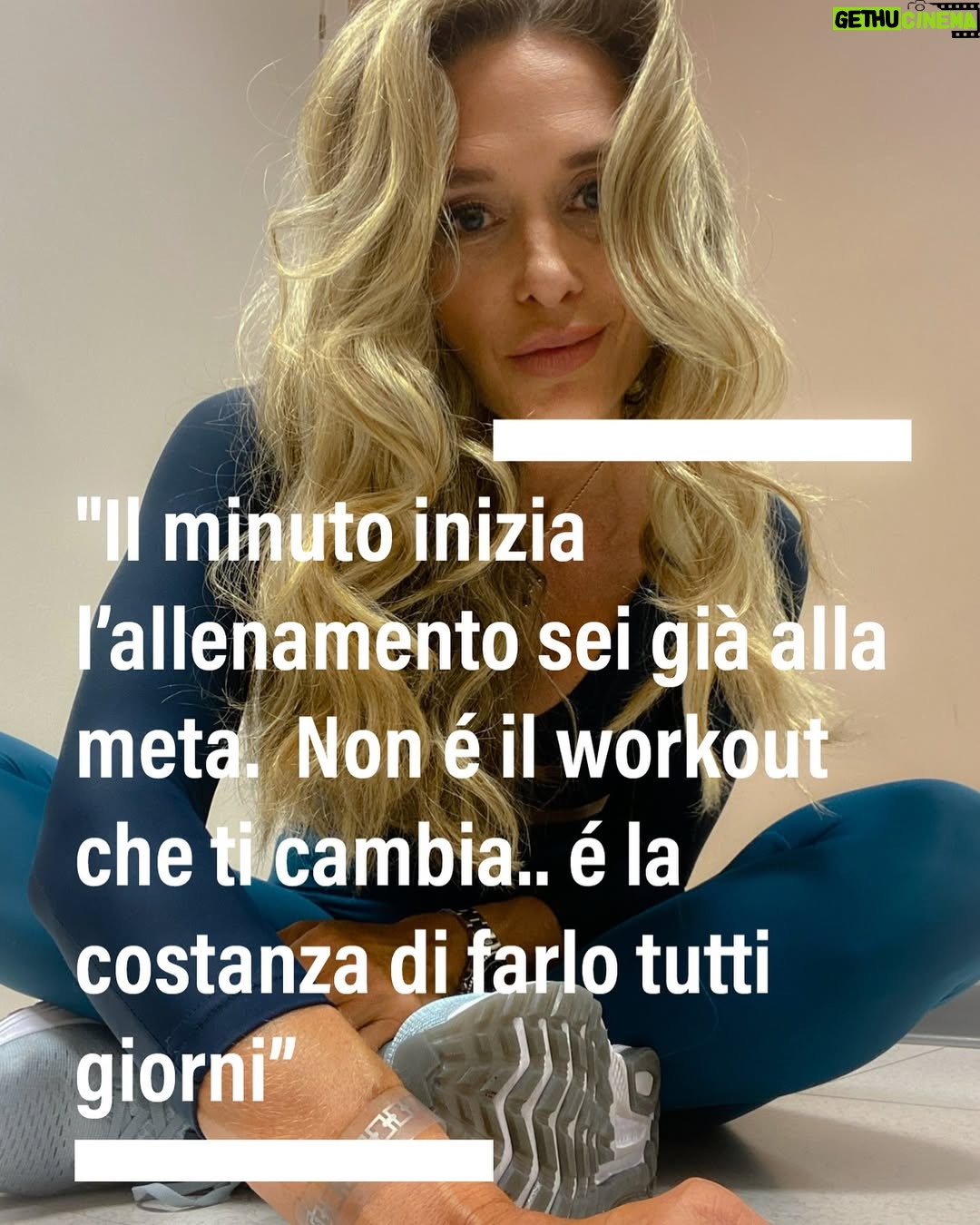 Jill Cooper - 1.1K Likes - Cara piccola me,
Lo so che a volte vorresti mollare tutto. Che restare nel tuo mondo sicuro sembra più facile che affrontare la fatica, le sfide, le cose nuove. Ma voglio dirti una cosa importante: la costanza è un regalo che puoi farti ogni giorno.
Quando scegli di essere costante, stai dicendo a te stessa che meriti di diventare forte, che sei capace di costruire la vita che sogni. La disciplina non è una punizione, è amore verso di te. È quella mano dolce che ti accompagna anche quando non ne hai voglia, che ti fa rialzare quando inciampi, che ti insegna che ogni piccolo passo conta.
Ogni volta che scegli di non arrenderti, anche solo un pochino, stai facendo crescere quella forza dentro di te. E un giorno ti guarderai indietro e vedrai quanta strada hai fatto, quanta luce hai acceso nel tuo cuore.
Ricorda, piccola mia: sei più forte di quanto credi. E meriti tutto il bene che la disciplina può portarti.
Ti voglio bene, Jill