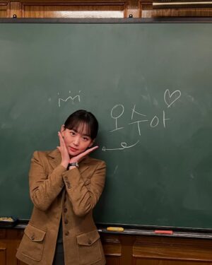 Jin Ki-joo Instagram - 밀린 수아 사진 종종 풀러 올게요👩🏻‍🏫
그래도 괜찮죠? 반가워해 줄거죠?👧🏻