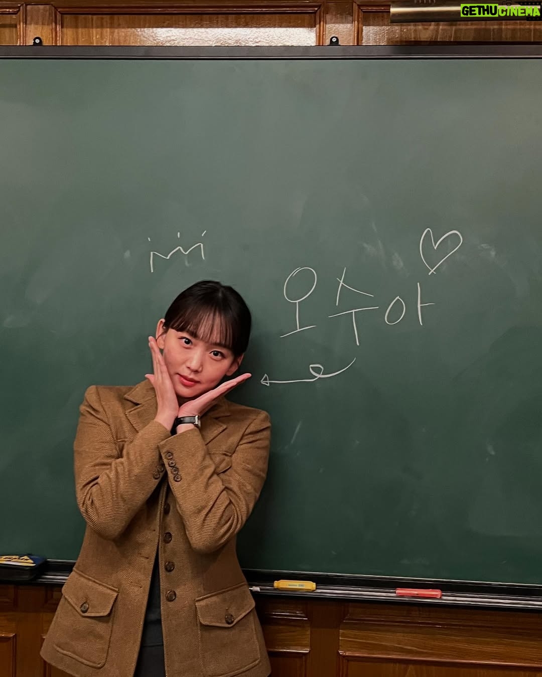 Jin Ki-joo - 134.3K Likes - 밀린 수아 사진 종종 풀러 올게요👩🏻🏫
그래도 괜찮죠? 반가워해 줄거죠?👧🏻
