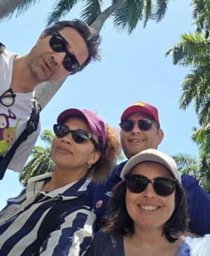 Joana Marques Instagram - Sabem aquelas ideias que têm num jantar, já a horas pouco recomendáveis? Tipo “nós devíamos é ir todos num cruzeiro, com camisas iguais?”. Tenham cuidado porque há amigos que levam isso longe demais… 😉

@miss_ana_sofia @davidfonseca @danielhleitao 

@agenciaabreu @royalcaribbeanportugal #parceria