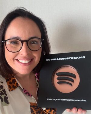 Joana Marques Instagram - Obrigada, @spotify e @spotifyforcreators 🫡
E obrigada a quem ouviu mais 50 milhões de vezes. Que barbaridade 😂 vocês estão bem? Marquem-se como seguros desta catástrofe. 

Obrigada também à @anagalvaolopez, @ineslopesgoncalves, @foiobambiquepediu, @andre.pereira_21, Fábio Oliveira, @sandratorres8007 , Diogo Casinha e Rui Glória. Todos sofrem, de uma maneira ou de outra, com este flagelo.