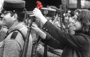 Joana Solnado Instagram - Hoje, a memória canta liberdade. 

Em 25 de Abril de 1974,
as armas calaram,
e em seus canos, brotaram flores —
símbolos vivos de um povo que escolheu sonhar.

A Revolução dos Cravos não foi apenas a queda de um regime,
foi a ascensão da esperança,
foi o grito manso de um país que despertava para si mesmo.

Hoje, celebramos não apenas a história,
mas o direito inalienável de ser livre.
De pensar, de falar, de ser.

Que a coragem dos que marcharam sem ódio,
mas com o peito cheio de futuro,
permaneça acesa em cada gesto nosso. 
Gestos cada vez mais importantes nos tempos que vivemos. 

Porque a liberdade não se conquista uma vez só —
ela é semeada todos os dias,
em cada escolha,
em cada palavra,
em cada silêncio que se recusa a ser cumplice da injustiça.

25 de Abril — Sempre.
Portugal 🇵🇹 

#25deAbril #Liberdade #RevoluçãoDosCravos #PortugalLivre
