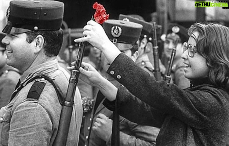 Joana Solnado - 3 Likes - Hoje, a memória canta liberdade.
Em 25 de Abril de 1974,
as armas calaram,
e em seus canos, brotaram flores ā
sĆmbolos vivos de um povo que escolheu sonhar.
A Revolução dos Cravos não foi apenas a queda de um regime,
foi a ascensão da esperança,
foi o grito manso de um paĆs que despertava para si mesmo.
Hoje, celebramos não apenas a história,
mas o direito inalienƔvel de ser livre.
De pensar, de falar, de ser.
Que a coragem dos que marcharam sem ódio,
mas com o peito cheio de futuro,
permaneƧa acesa em cada gesto nosso.
Gestos cada vez mais importantes nos tempos que vivemos.
Porque a liberdade nĆ£o se conquista uma vez só ā
ela Ć© semeada todos os dias,
em cada escolha,
em cada palavra,
em cada silêncio que se recusa a ser cumplice da injustiça.
25 de Abril ā Sempre.
Portugal šµš¹
#25deAbril #Liberdade #RevoluçãoDosCravos #PortugalLivre