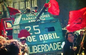 Joana Solnado Instagram - Hoje, a memória canta liberdade. 

Em 25 de Abril de 1974,
as armas calaram,
e em seus canos, brotaram flores —
símbolos vivos de um povo que escolheu sonhar.

A Revolução dos Cravos não foi apenas a queda de um regime,
foi a ascensão da esperança,
foi o grito manso de um país que despertava para si mesmo.

Hoje, celebramos não apenas a história,
mas o direito inalienável de ser livre.
De pensar, de falar, de ser.

Que a coragem dos que marcharam sem ódio,
mas com o peito cheio de futuro,
permaneça acesa em cada gesto nosso. 
Gestos cada vez mais importantes nos tempos que vivemos. 

Porque a liberdade não se conquista uma vez só —
ela é semeada todos os dias,
em cada escolha,
em cada palavra,
em cada silêncio que se recusa a ser cumplice da injustiça.

25 de Abril — Sempre.
Portugal 🇵🇹 

#25deAbril #Liberdade #RevoluçãoDosCravos #PortugalLivre