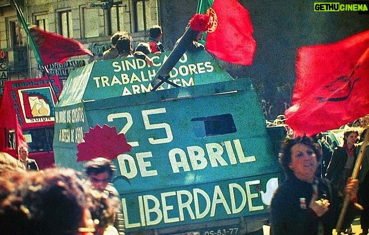 Joana Solnado - 3 Likes - Hoje, a memória canta liberdade.
Em 25 de Abril de 1974,
as armas calaram,
e em seus canos, brotaram flores ā
sĆmbolos vivos de um povo que escolheu sonhar.
A Revolução dos Cravos não foi apenas a queda de um regime,
foi a ascensão da esperança,
foi o grito manso de um paĆs que despertava para si mesmo.
Hoje, celebramos não apenas a história,
mas o direito inalienƔvel de ser livre.
De pensar, de falar, de ser.
Que a coragem dos que marcharam sem ódio,
mas com o peito cheio de futuro,
permaneƧa acesa em cada gesto nosso.
Gestos cada vez mais importantes nos tempos que vivemos.
Porque a liberdade nĆ£o se conquista uma vez só ā
ela Ć© semeada todos os dias,
em cada escolha,
em cada palavra,
em cada silêncio que se recusa a ser cumplice da injustiça.
25 de Abril ā Sempre.
Portugal šµš¹
#25deAbril #Liberdade #RevoluçãoDosCravos #PortugalLivre