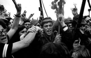 Joana Solnado Instagram - Hoje, a memória canta liberdade. 

Em 25 de Abril de 1974,
as armas calaram,
e em seus canos, brotaram flores —
símbolos vivos de um povo que escolheu sonhar.

A Revolução dos Cravos não foi apenas a queda de um regime,
foi a ascensão da esperança,
foi o grito manso de um país que despertava para si mesmo.

Hoje, celebramos não apenas a história,
mas o direito inalienável de ser livre.
De pensar, de falar, de ser.

Que a coragem dos que marcharam sem ódio,
mas com o peito cheio de futuro,
permaneça acesa em cada gesto nosso. 
Gestos cada vez mais importantes nos tempos que vivemos. 

Porque a liberdade não se conquista uma vez só —
ela é semeada todos os dias,
em cada escolha,
em cada palavra,
em cada silêncio que se recusa a ser cumplice da injustiça.

25 de Abril — Sempre.
Portugal 🇵🇹 

#25deAbril #Liberdade #RevoluçãoDosCravos #PortugalLivre