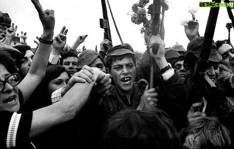 Joana Solnado - 3 Likes - Hoje, a memória canta liberdade.
Em 25 de Abril de 1974,
as armas calaram,
e em seus canos, brotaram flores ā
sĆmbolos vivos de um povo que escolheu sonhar.
A Revolução dos Cravos não foi apenas a queda de um regime,
foi a ascensão da esperança,
foi o grito manso de um paĆs que despertava para si mesmo.
Hoje, celebramos não apenas a história,
mas o direito inalienƔvel de ser livre.
De pensar, de falar, de ser.
Que a coragem dos que marcharam sem ódio,
mas com o peito cheio de futuro,
permaneƧa acesa em cada gesto nosso.
Gestos cada vez mais importantes nos tempos que vivemos.
Porque a liberdade nĆ£o se conquista uma vez só ā
ela Ć© semeada todos os dias,
em cada escolha,
em cada palavra,
em cada silêncio que se recusa a ser cumplice da injustiça.
25 de Abril ā Sempre.
Portugal šµš¹
#25deAbril #Liberdade #RevoluçãoDosCravos #PortugalLivre