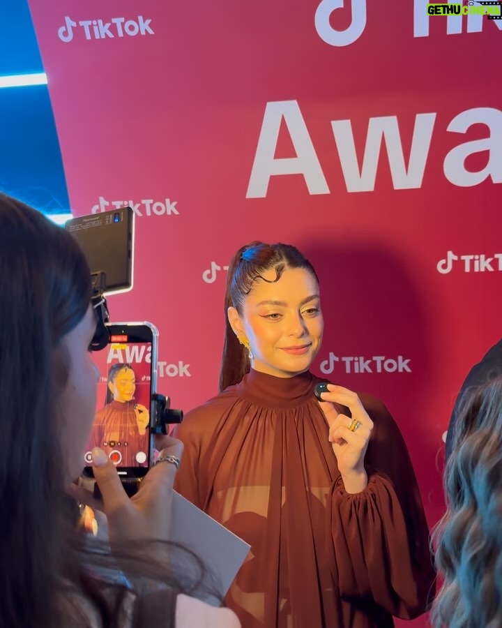 Joanna Arida - 19.1K Likes - Snippets from the @TikTokMena Awards✨🫶🏼

wearing @sarahabbasofficial @jude.benhalim 
styling @jad.toghuj 
hair and makeup @academyofhair_dubai 

#tiktok #awards #dubai