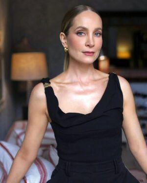 Joanne Froggatt Instagram - MOBLAND Ep 2 drops today on @paramountplus 💋

Photography: @babskymakeup @pipbourdillon

Styling: @abisoye_o – 
Top & Trousers: @_aje_, 
Shoes: @christianlouboutin, 
Earrings: @talis_chains, 
Bracelet: @cosstores

Hair: @naradkutowaroo
Makeup: @babskymakeup

Publicist: @personalpruk