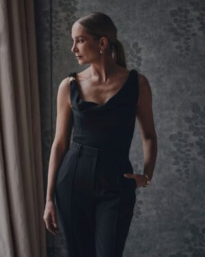 Joanne Froggatt Instagram - MOBLAND Ep 2 drops today on @paramountplus 💋

Photography: @babskymakeup @pipbourdillon

Styling: @abisoye_o – 
Top & Trousers: @_aje_, 
Shoes: @christianlouboutin, 
Earrings: @talis_chains, 
Bracelet: @cosstores

Hair: @naradkutowaroo
Makeup: @babskymakeup

Publicist: @personalpruk