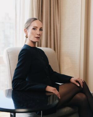 Joanne Froggatt Instagram - One more from NYC 🗽💋

📸 @andrea_tiller & @emiliomadrid 
💄 @andrea_tiller 
🪮 @marki 
💇‍♀️ colour & cut @annettefieldhair 
💃 @abisoye_o 

Outfit 
@aligne 
👠 @jimmychoo 
Jewellery @mariablackjewellery 

Publicist @personalpruk 

MOBLAND now streaming on @paramountplus