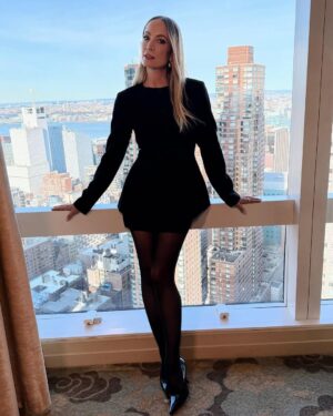 Joanne Froggatt Instagram - One more from NYC 🗽💋

📸 @andrea_tiller & @emiliomadrid 
💄 @andrea_tiller 
🪮 @marki 
💇‍♀️ colour & cut @annettefieldhair 
💃 @abisoye_o 

Outfit 
@aligne 
👠 @jimmychoo 
Jewellery @mariablackjewellery 

Publicist @personalpruk 

MOBLAND now streaming on @paramountplus