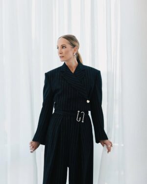 Joanne Froggatt Instagram - A New York moment…♥️

📸 @emiliomadrid 
💄 @andrea_tiller 
🪮 @marki 
💃 @abisoye_o 

Outfit- 
Suit @sportmax 
👠 @christianlouboutin 
Rings @enamelcopenhagen 
Earrings @mariablackjewellery 

Publicist @personalpruk 

MOBLAND now streaming on @paramountplus