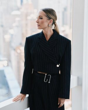Joanne Froggatt Instagram - A New York moment…♥️

📸 @emiliomadrid 
💄 @andrea_tiller 
🪮 @marki 
💃 @abisoye_o 

Outfit- 
Suit @sportmax 
👠 @christianlouboutin 
Rings @enamelcopenhagen 
Earrings @mariablackjewellery 

Publicist @personalpruk 

MOBLAND now streaming on @paramountplus