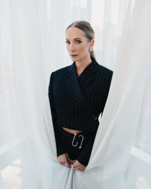 Joanne Froggatt Instagram - A New York moment…♥️

📸 @emiliomadrid 
💄 @andrea_tiller 
🪮 @marki 
💃 @abisoye_o 

Outfit- 
Suit @sportmax 
👠 @christianlouboutin 
Rings @enamelcopenhagen 
Earrings @mariablackjewellery 

Publicist @personalpruk 

MOBLAND now streaming on @paramountplus