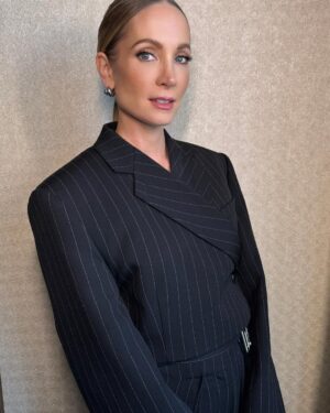 Joanne Froggatt Instagram - A New York moment…♥️

📸 @emiliomadrid 
💄 @andrea_tiller 
🪮 @marki 
💃 @abisoye_o 

Outfit- 
Suit @sportmax 
👠 @christianlouboutin 
Rings @enamelcopenhagen 
Earrings @mariablackjewellery 

Publicist @personalpruk 

MOBLAND now streaming on @paramountplus