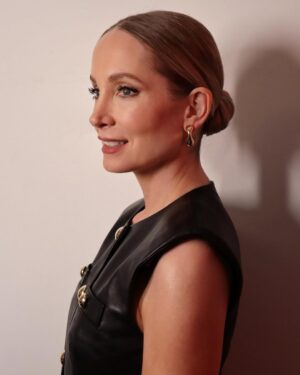 Joanne Froggatt Instagram - MOBLAND

Ep3 out today on @paramountplus 

💄 📸 @valeriaferreiramakeup 
🪮 📸 @davidebarbieri_ 
👗 @abisoye_o 
@personalpruk 

@veronicabeard 
@mariablackjewellery 
@jimmychoo 

@mobland_pplus