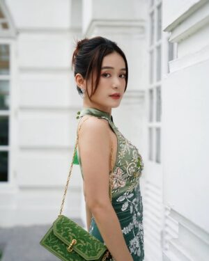 Joey Leong Instagram - 覺得

女性最美的樣子 
不是相夫教子 濃妝豔抹 穿金戴銀
不在於外表的 各種雕琢 完美塑造

美 大概是 堅定自信 不負生活 不負自己 
靠自己拼湊努力的果實 過上理想的生活

有一點任性 有點勁 
然後 充滿愛 充滿感激 
更美 

#妳懂的