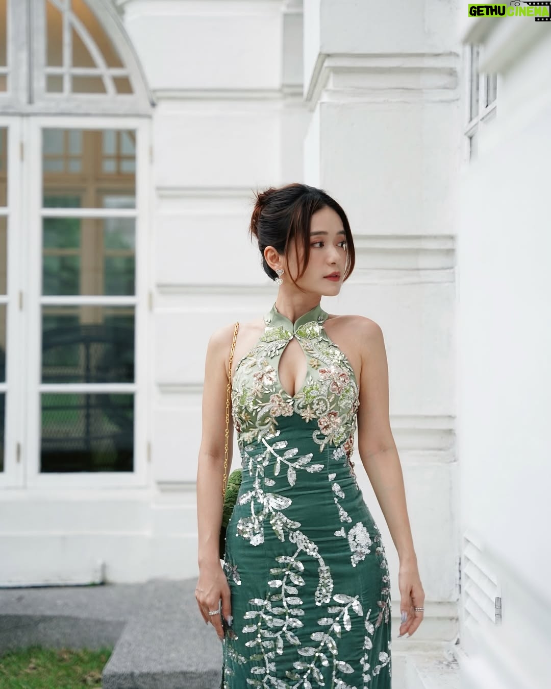 Joey Leong - 7.9K Likes - 覺得
女性最美的樣子
不是相夫教子 濃妝豔抹 穿金戴銀
不在於外表的 各種雕琢 完美塑造
美 大概是 堅定自信 不負生活 不負自己
靠自己拼湊努力的果實 過上理想的生活
有一點任性 有點勁
然後 充滿愛 充滿感激
更美
#妳懂的