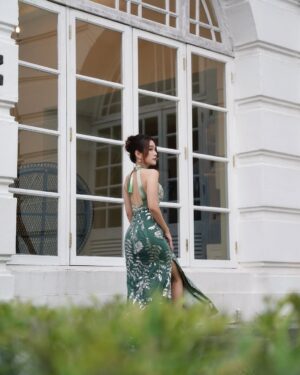 Joey Leong Instagram - 覺得

女性最美的樣子 
不是相夫教子 濃妝豔抹 穿金戴銀
不在於外表的 各種雕琢 完美塑造

美 大概是 堅定自信 不負生活 不負自己 
靠自己拼湊努力的果實 過上理想的生活

有一點任性 有點勁 
然後 充滿愛 充滿感激 
更美 

#妳懂的