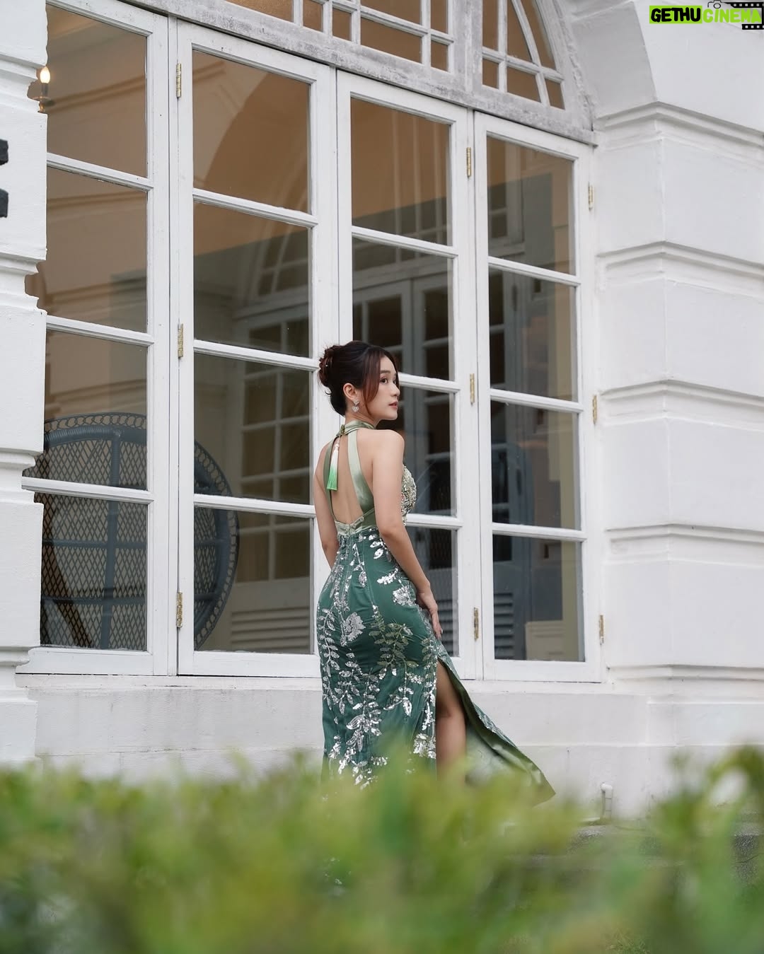 Joey Leong - 7.9K Likes - 覺得
女性最美的樣子
不是相夫教子 濃妝豔抹 穿金戴銀
不在於外表的 各種雕琢 完美塑造
美 大概是 堅定自信 不負生活 不負自己
靠自己拼湊努力的果實 過上理想的生活
有一點任性 有點勁
然後 充滿愛 充滿感激
更美
#妳懂的