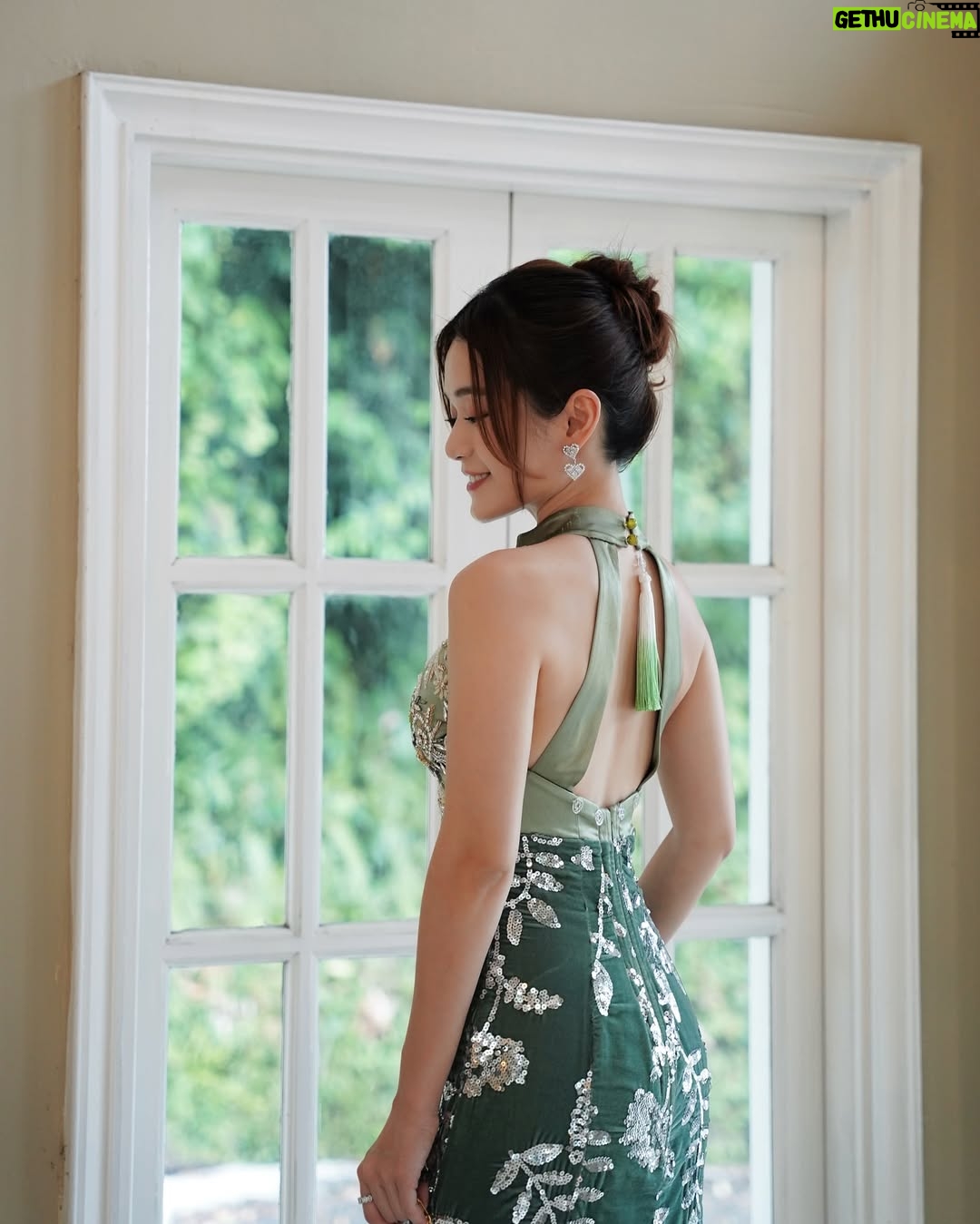 Joey Leong - 7.9K Likes - 覺得
女性最美的樣子
不是相夫教子 濃妝豔抹 穿金戴銀
不在於外表的 各種雕琢 完美塑造
美 大概是 堅定自信 不負生活 不負自己
靠自己拼湊努力的果實 過上理想的生活
有一點任性 有點勁
然後 充滿愛 充滿感激
更美
#妳懂的