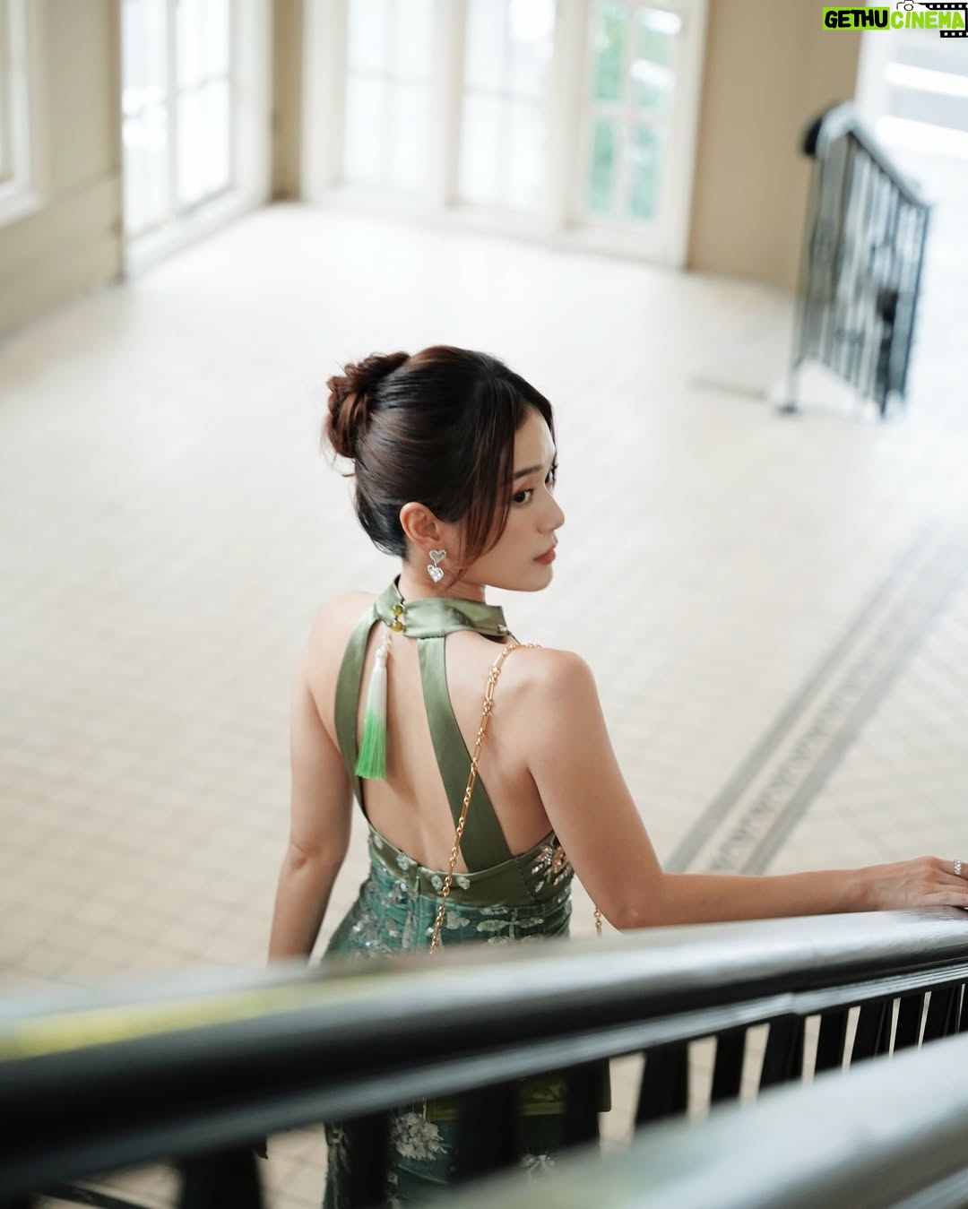 Joey Leong - 7.9K Likes - 覺得
女性最美的樣子
不是相夫教子 濃妝豔抹 穿金戴銀
不在於外表的 各種雕琢 完美塑造
美 大概是 堅定自信 不負生活 不負自己
靠自己拼湊努力的果實 過上理想的生活
有一點任性 有點勁
然後 充滿愛 充滿感激
更美
#妳懂的