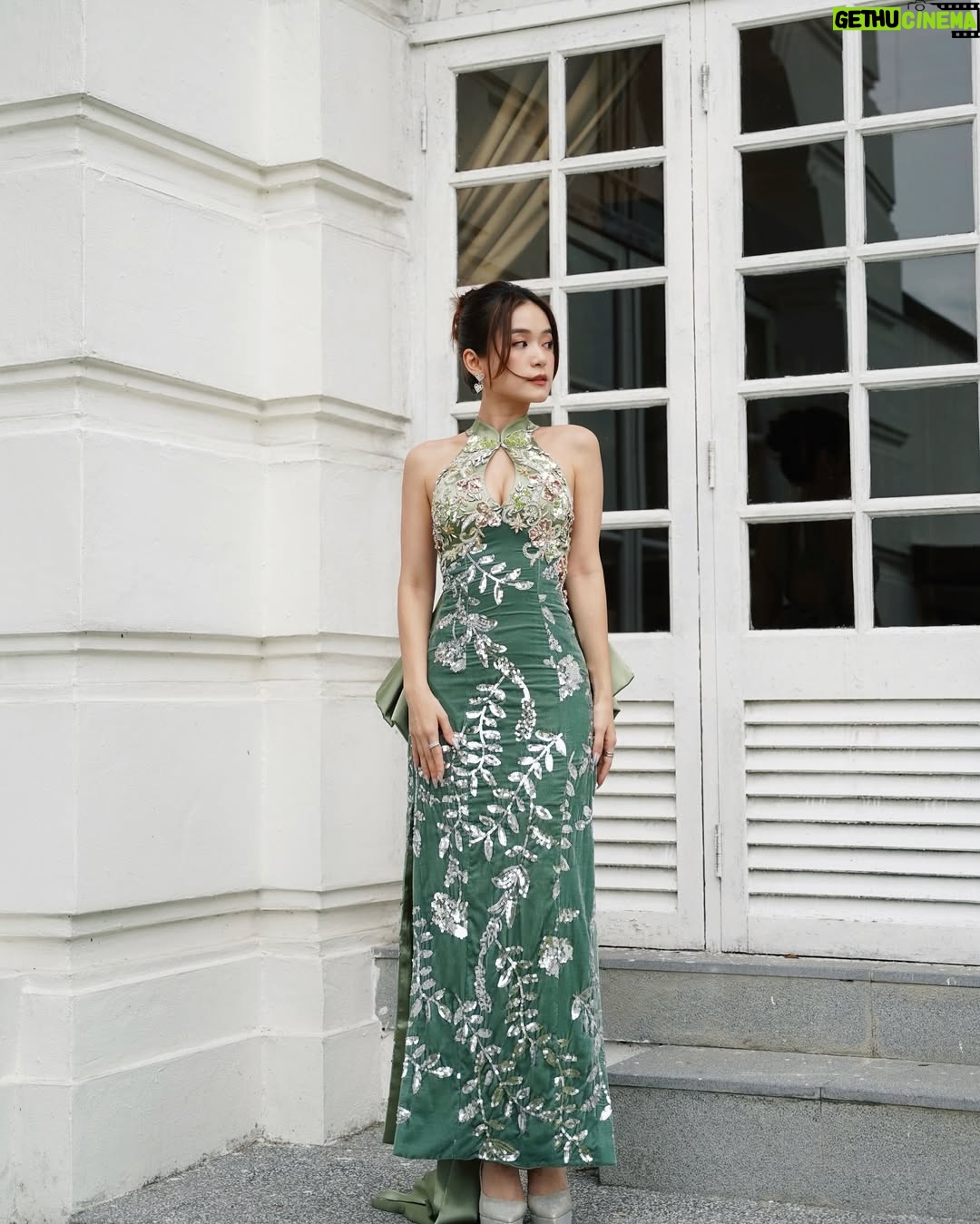 Joey Leong - 7.9K Likes - 覺得
女性最美的樣子
不是相夫教子 濃妝豔抹 穿金戴銀
不在於外表的 各種雕琢 完美塑造
美 大概是 堅定自信 不負生活 不負自己
靠自己拼湊努力的果實 過上理想的生活
有一點任性 有點勁
然後 充滿愛 充滿感激
更美
#妳懂的