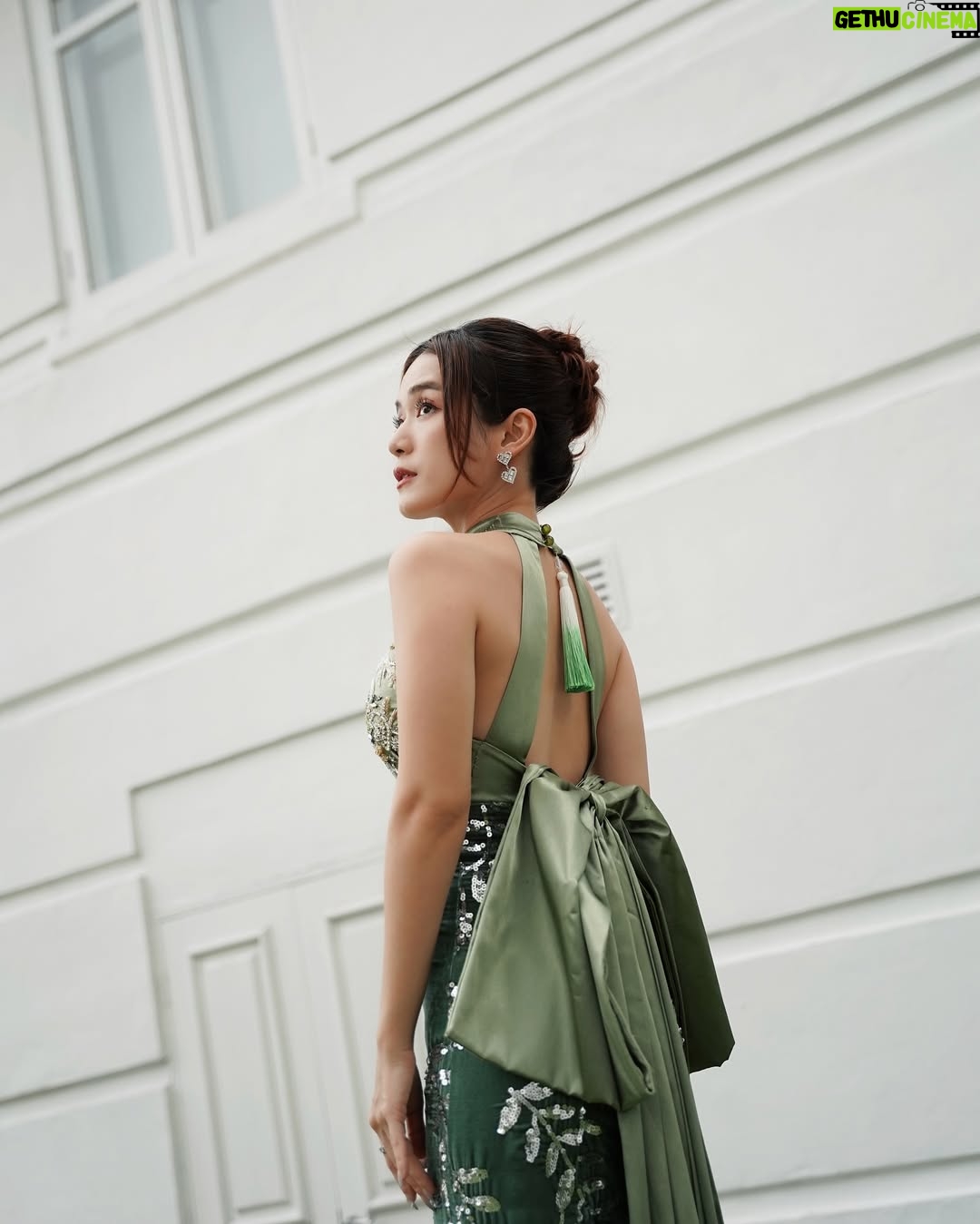 Joey Leong - 7.9K Likes - 覺得
女性最美的樣子
不是相夫教子 濃妝豔抹 穿金戴銀
不在於外表的 各種雕琢 完美塑造
美 大概是 堅定自信 不負生活 不負自己
靠自己拼湊努力的果實 過上理想的生活
有一點任性 有點勁
然後 充滿愛 充滿感激
更美
#妳懂的
