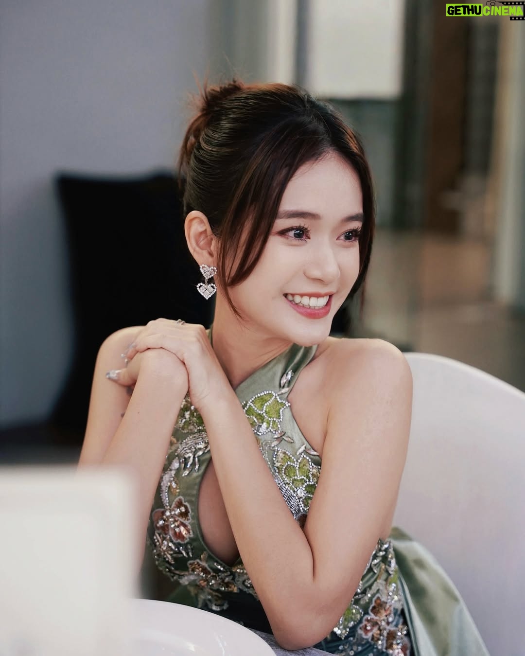 Joey Leong - 7.9K Likes - 覺得
女性最美的樣子
不是相夫教子 濃妝豔抹 穿金戴銀
不在於外表的 各種雕琢 完美塑造
美 大概是 堅定自信 不負生活 不負自己
靠自己拼湊努力的果實 過上理想的生活
有一點任性 有點勁
然後 充滿愛 充滿感激
更美
#妳懂的