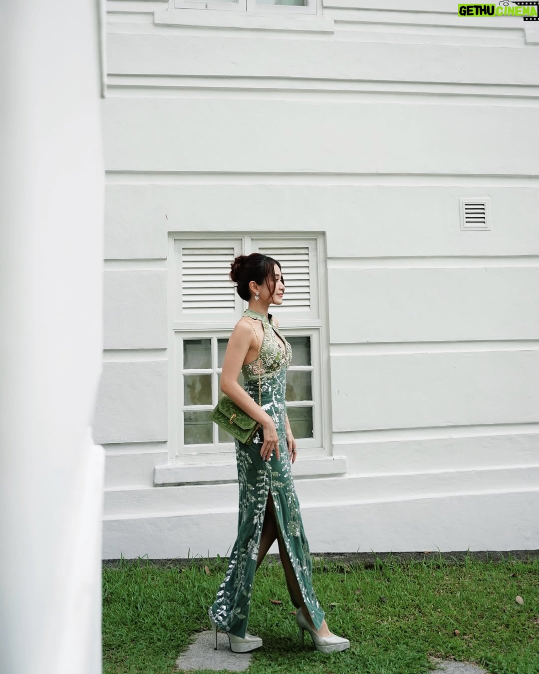 Joey Leong - 7.9K Likes - 覺得
女性最美的樣子
不是相夫教子 濃妝豔抹 穿金戴銀
不在於外表的 各種雕琢 完美塑造
美 大概是 堅定自信 不負生活 不負自己
靠自己拼湊努力的果實 過上理想的生活
有一點任性 有點勁
然後 充滿愛 充滿感激
更美
#妳懂的