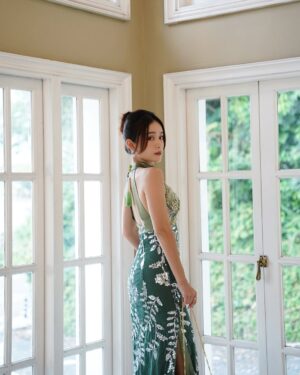 Joey Leong Instagram - 覺得

女性最美的樣子 
不是相夫教子 濃妝豔抹 穿金戴銀
不在於外表的 各種雕琢 完美塑造

美 大概是 堅定自信 不負生活 不負自己 
靠自己拼湊努力的果實 過上理想的生活

有一點任性 有點勁 
然後 充滿愛 充滿感激 
更美 

#妳懂的