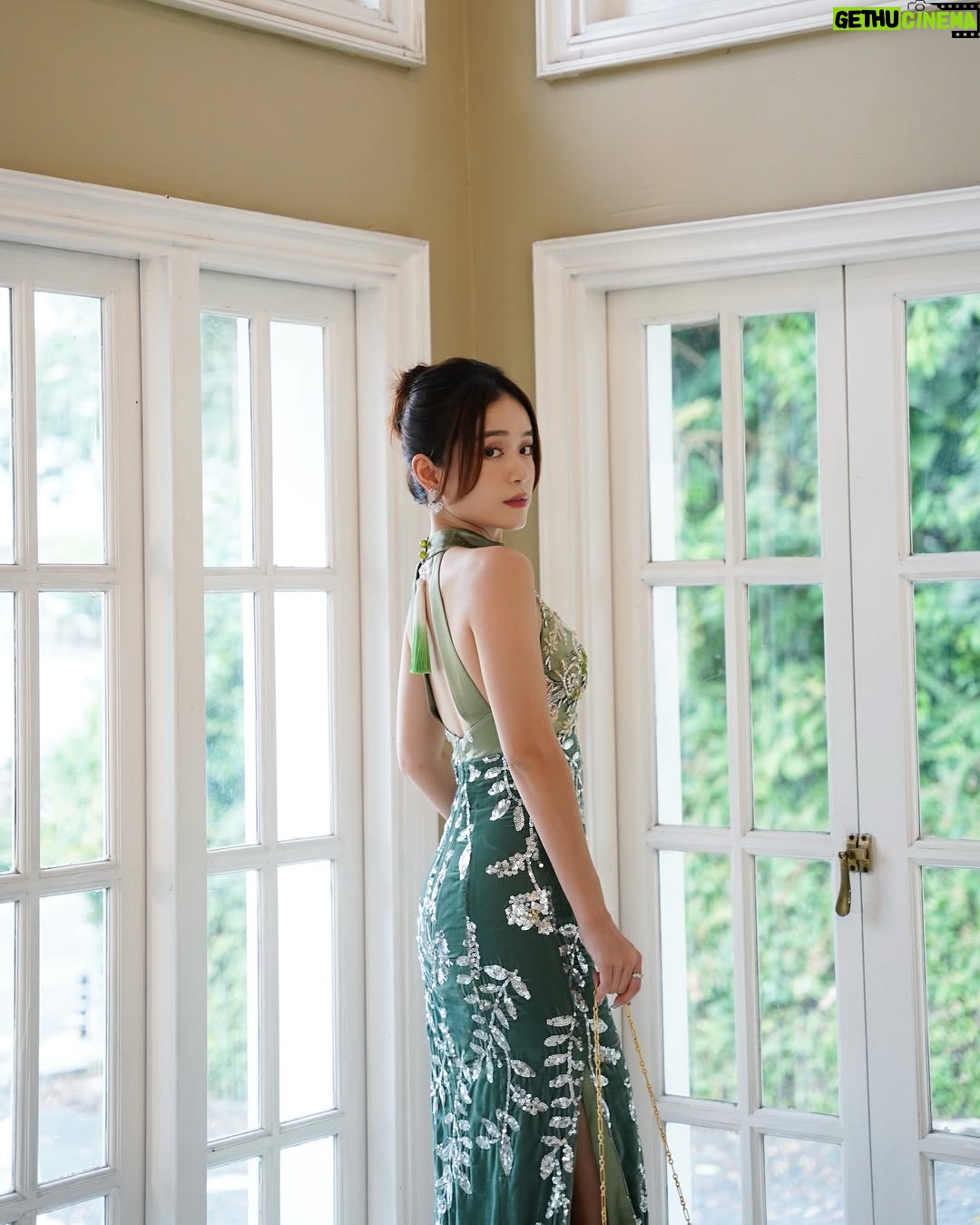 Joey Leong - 7.9K Likes - 覺得
女性最美的樣子
不是相夫教子 濃妝豔抹 穿金戴銀
不在於外表的 各種雕琢 完美塑造
美 大概是 堅定自信 不負生活 不負自己
靠自己拼湊努力的果實 過上理想的生活
有一點任性 有點勁
然後 充滿愛 充滿感激
更美
#妳懂的