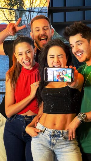 Johanna Fadul Instagram - Y tú cómo te subes los pantalones 👖? 😂 el mejor comment gana unos pantalones.
