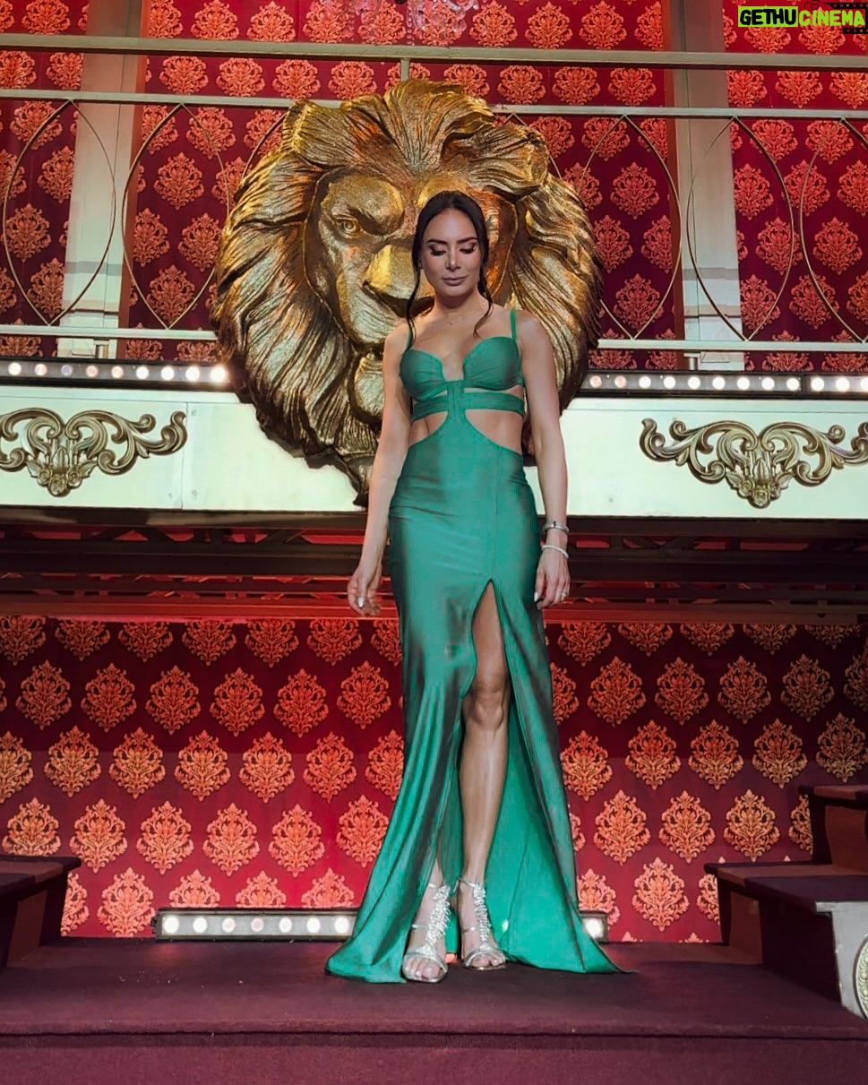 Johanna Fadul - 37.3K Likes - Ahora si oficialmente TERMINAMOS #Los50 que bonita y compleja experiencia, de mucho aprendizaje. Conocí gente maravillosa que quiero se queden para siempre. Gracias @endemolshinebd y @telemundo @telemundorealities x permitirme vivir tanta adrenalina, estrés, felicidad y la capacidad de retarme, de jugar, sorprender y ser sorprendida, una experiencia que jamás olvidare, de hacerme sentir más que viva y pasar x todos los estados de ánimo día tras día. Fuerte pero delicioso jajajajajajaj (Los realities están diseñados para masoquistas 😂🤣)
Vestida x mi 🫰🏻
Peinada y maquillada en el salón de @sebastianguzmansty (demasiado top)