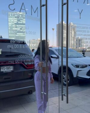 Johanna Fadul Instagram - Ahora si oficialmente TERMINAMOS #Los50 que bonita y compleja experiencia, de mucho aprendizaje. Conocí gente maravillosa que quiero se queden para siempre. Gracias @endemolshinebd y @telemundo @telemundorealities x permitirme vivir tanta adrenalina, estrés, felicidad y la capacidad de retarme, de jugar, sorprender y ser sorprendida, una experiencia que jamás olvidare, de hacerme sentir más que viva y pasar x todos los estados de ánimo día tras día. Fuerte pero delicioso jajajajajajaj (Los realities están diseñados para masoquistas 😂🤣) 

Vestida x mi 🫰🏻
Peinada y maquillada en el salón de @sebastianguzmansty (demasiado top)
