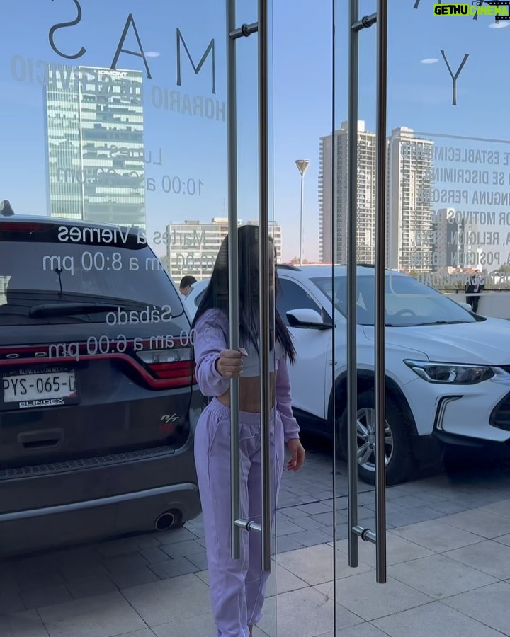 Johanna Fadul - 37.3K Likes - Ahora si oficialmente TERMINAMOS #Los50 que bonita y compleja experiencia, de mucho aprendizaje. Conocí gente maravillosa que quiero se queden para siempre. Gracias @endemolshinebd y @telemundo @telemundorealities x permitirme vivir tanta adrenalina, estrés, felicidad y la capacidad de retarme, de jugar, sorprender y ser sorprendida, una experiencia que jamás olvidare, de hacerme sentir más que viva y pasar x todos los estados de ánimo día tras día. Fuerte pero delicioso jajajajajajaj (Los realities están diseñados para masoquistas 😂🤣)
Vestida x mi 🫰🏻
Peinada y maquillada en el salón de @sebastianguzmansty (demasiado top)