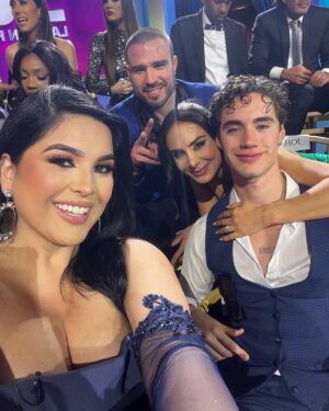 Johanna Fadul Instagram - Ahora si oficialmente TERMINAMOS #Los50 que bonita y compleja experiencia, de mucho aprendizaje. Conocí gente maravillosa que quiero se queden para siempre. Gracias @endemolshinebd y @telemundo @telemundorealities x permitirme vivir tanta adrenalina, estrés, felicidad y la capacidad de retarme, de jugar, sorprender y ser sorprendida, una experiencia que jamás olvidare, de hacerme sentir más que viva y pasar x todos los estados de ánimo día tras día. Fuerte pero delicioso jajajajajajaj (Los realities están diseñados para masoquistas 😂🤣) 

Vestida x mi 🫰🏻
Peinada y maquillada en el salón de @sebastianguzmansty (demasiado top)