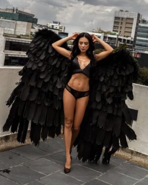 Johanna Fadul Instagram - Siempre un ángel. Blanco o negro pero angel 🖤🤍